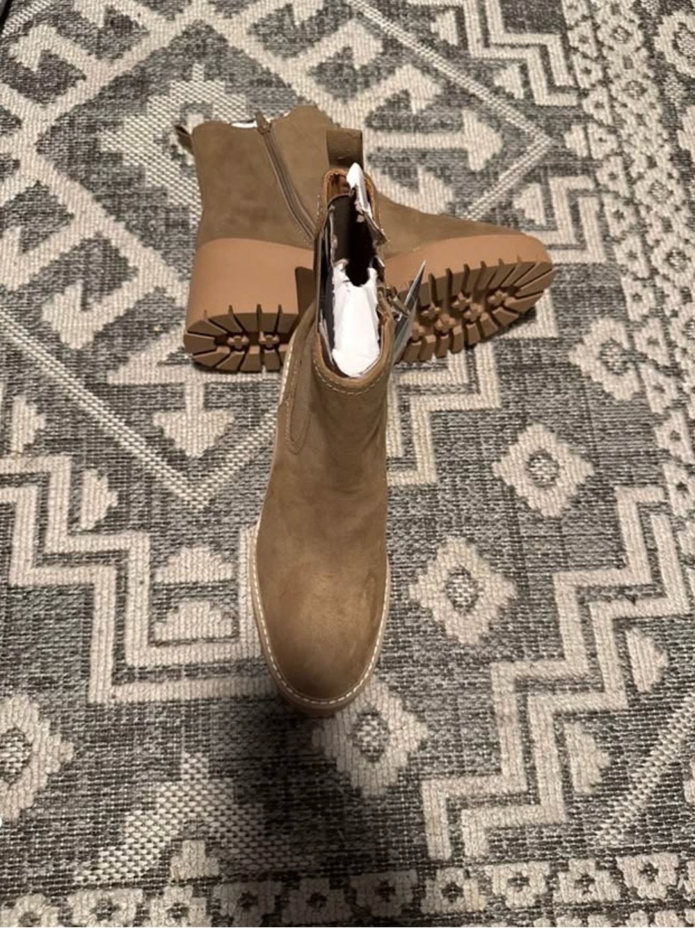 Women's Chelsea Lug Ankle Boot in Tan